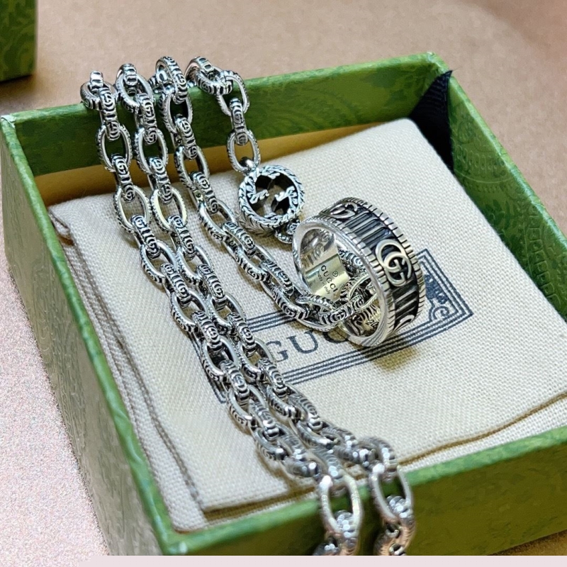 G*u*i necklaces